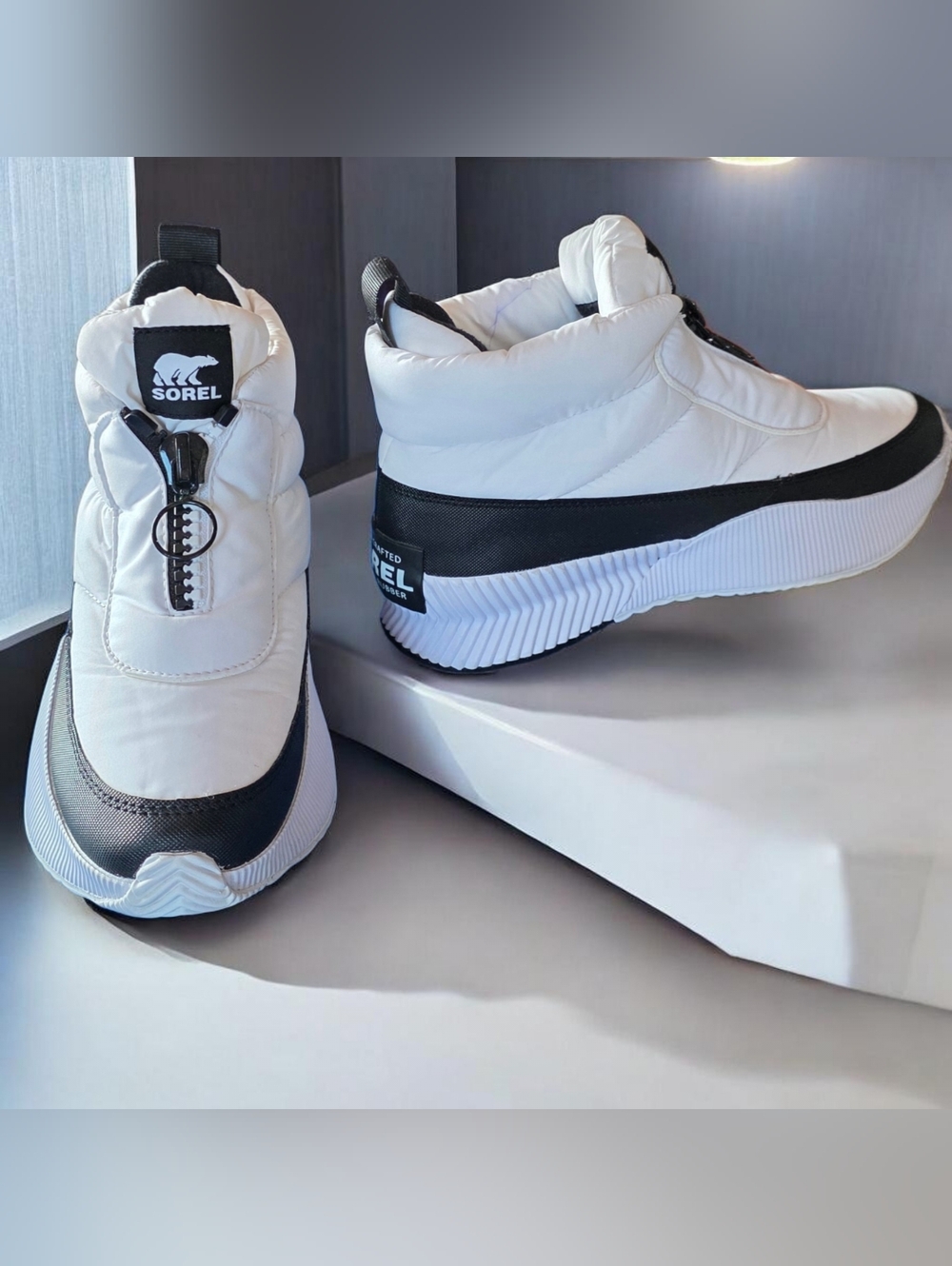 EUC SOREL ( 7.5 ) OUT & ABOUT III Puffy White Zip Ankle Boots